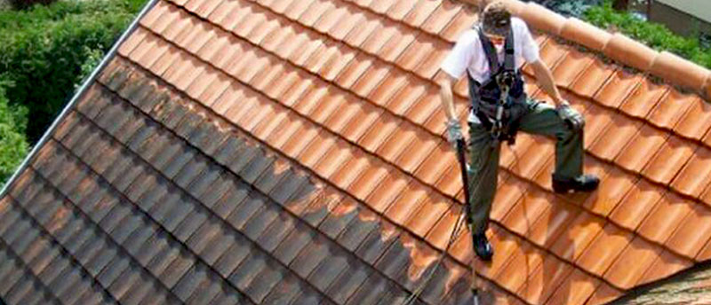 Nettoyage et démoussage toiture - MS TOITURE 64 dans les Pyrénées-Atlantiques (64) : nettoyage toit et protection anti-mousse. Revêtement peinture hydrofuge colorée sur couverture.